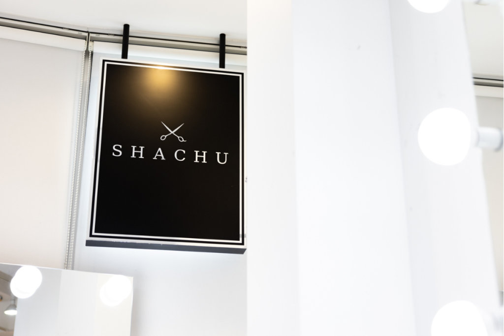 SHACHUの看板