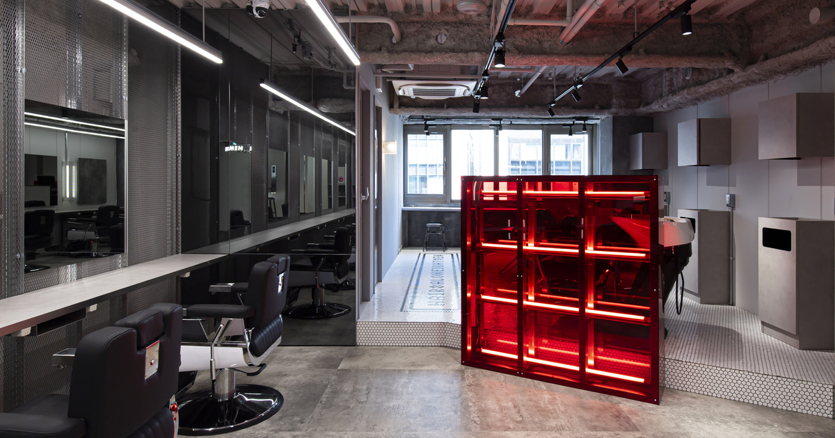 雑多でありながらスタイリッシュ　新宿とメンズ美容の“今”を表現