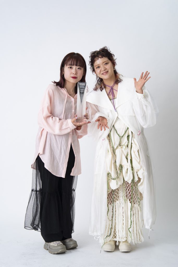 アリミノのデザイナーズコンテスト最優秀賞を受賞した川崎菜緒さん㊧