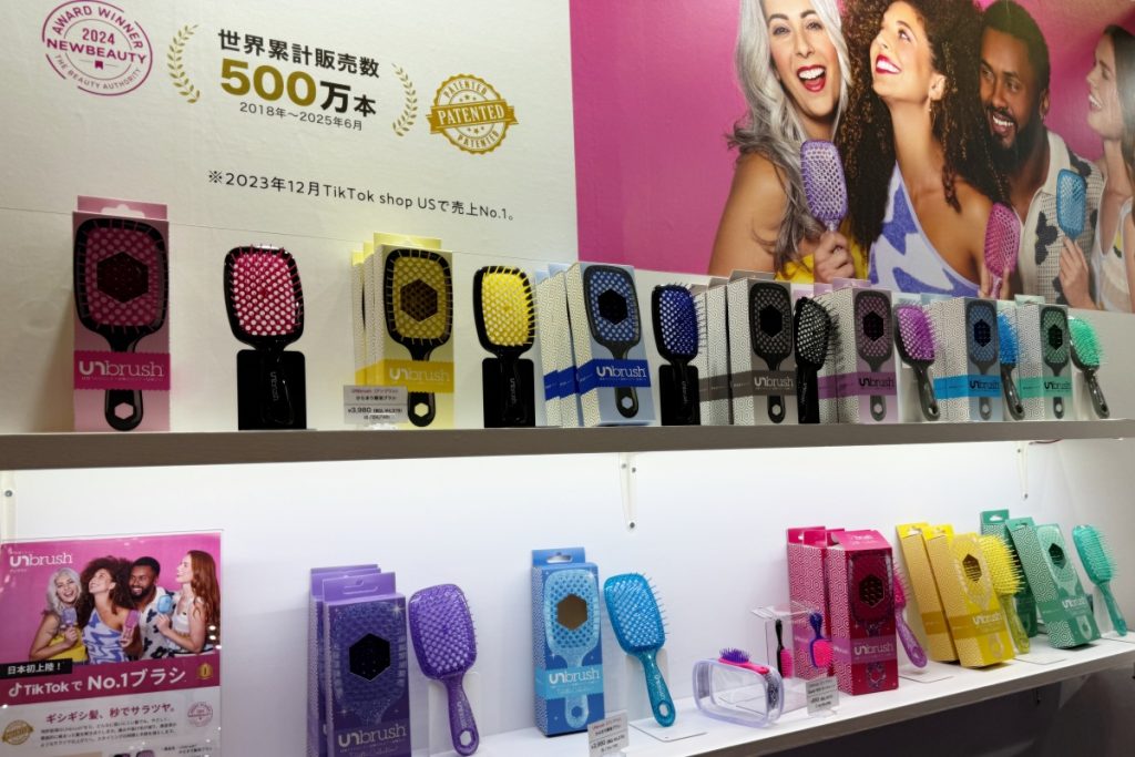 第100回ギフト・ショーに出展したTikTokで話題のデタングラーブラシ「 FHI HEAT Unbrush」