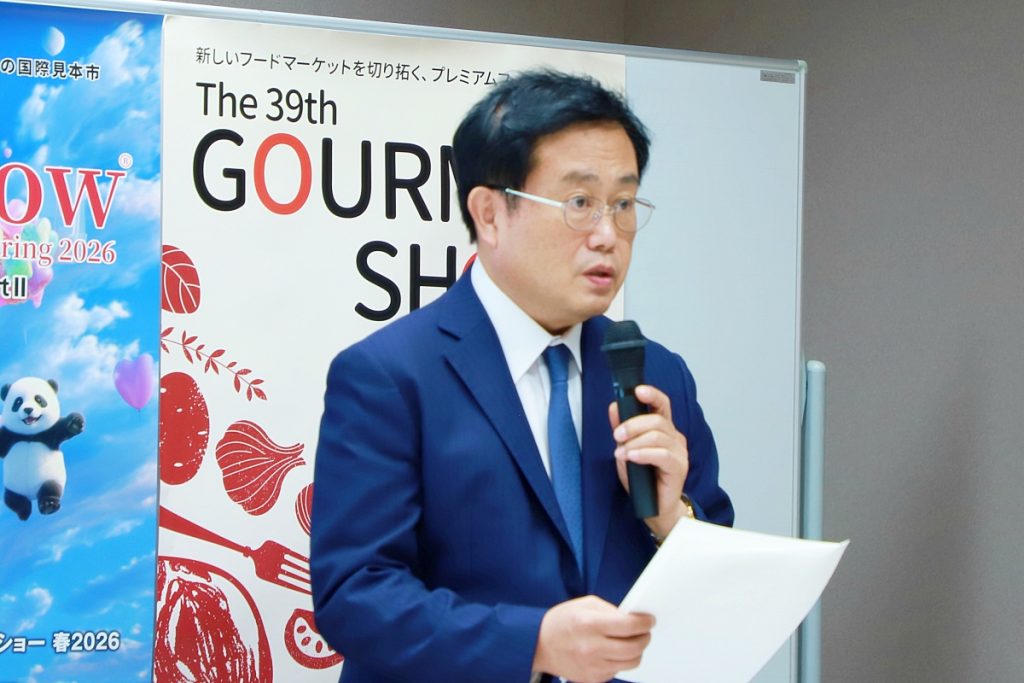 第101回目ギフト・ショー2026年春を開催することを発表したビジネスガイド社・芳賀信享社長