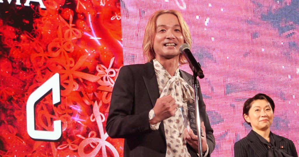 KAMICHARISMA(カミカリスマ)アワード2026で3つ色美容師の代表としてスピーチするSHACHUのみやちのりよし氏