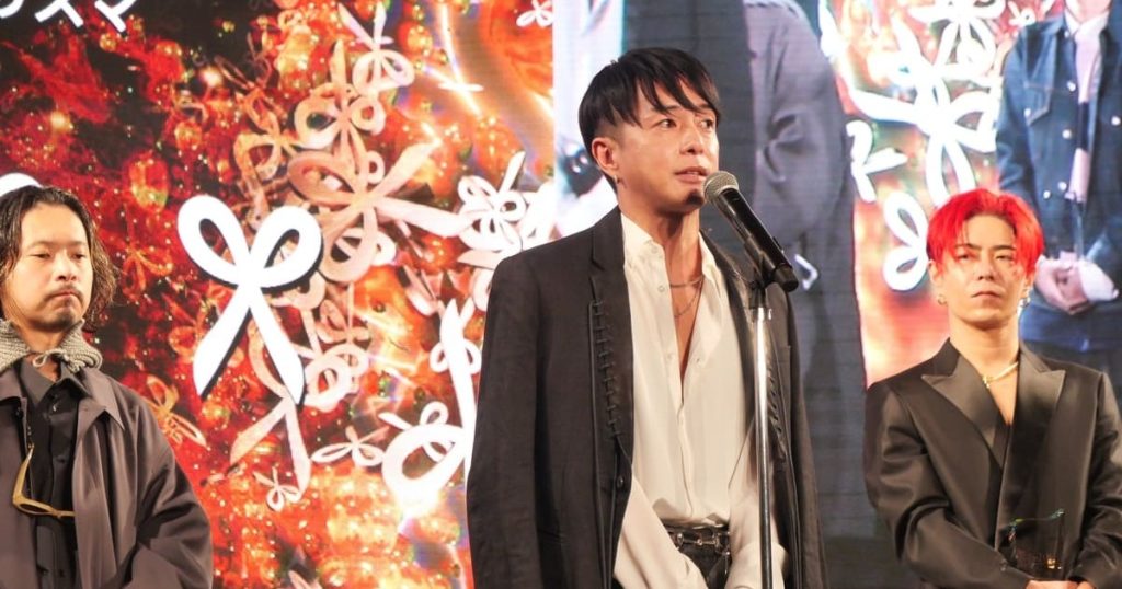 KAMICHARISMA(カミカリスマ)アワード2026で3つ星美容師の代表としてスピーチするSHIMA HARAJUKUの奈良裕也氏