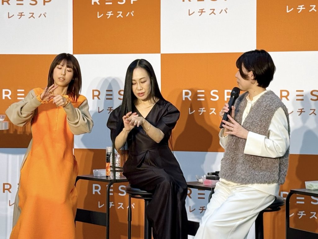 クリームにカプセル化したレチノールを配合したテクスチャーを体感する2人