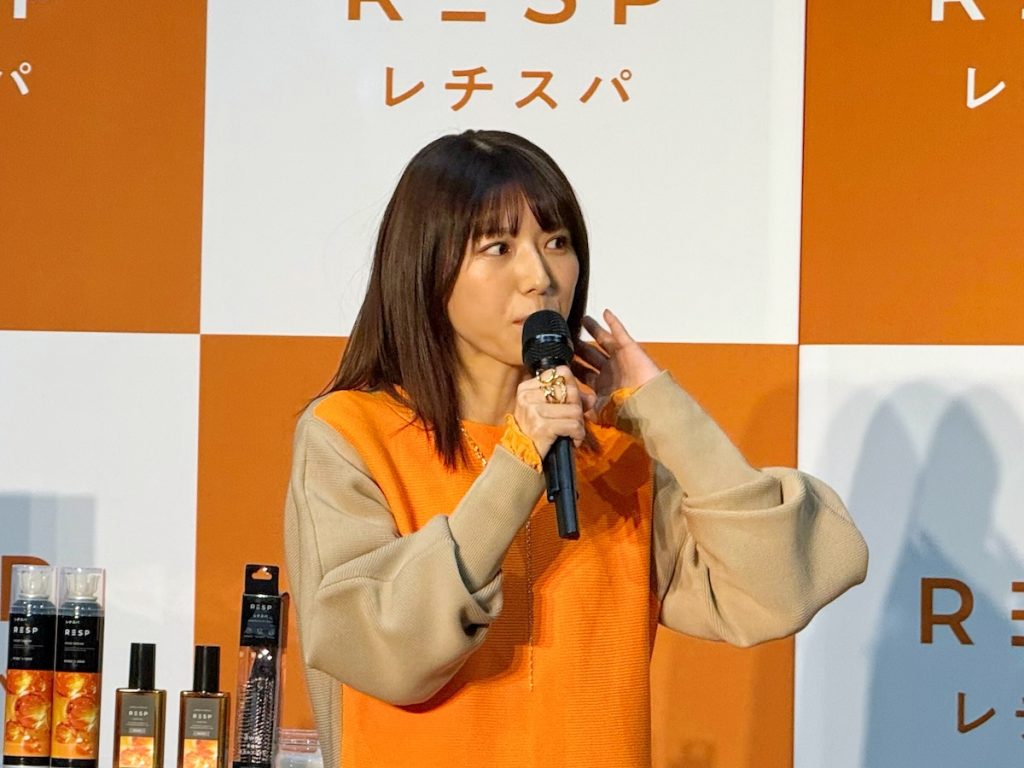 レチスパ クリームシャンプーのなめらかな手触りに喜ぶ若槻千夏さん