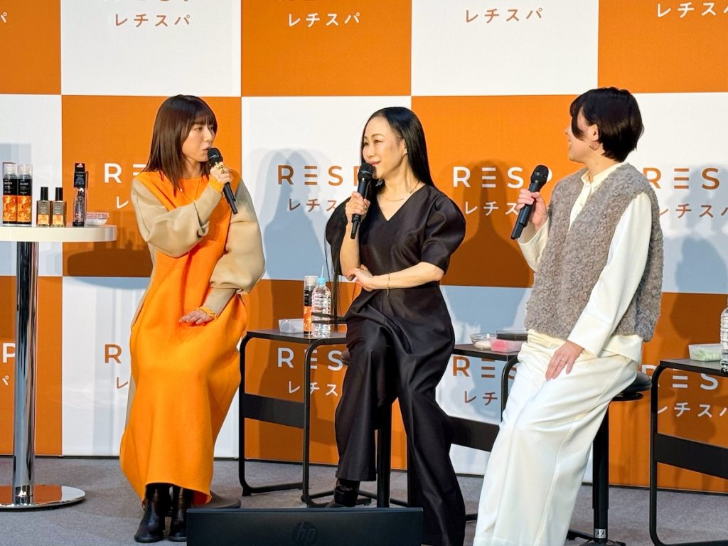 年齢を重ねたことで起こる髪のうねりについて語る3人