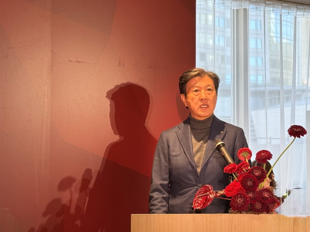 シーボン60周年発表会に登壇した前山一弘社長