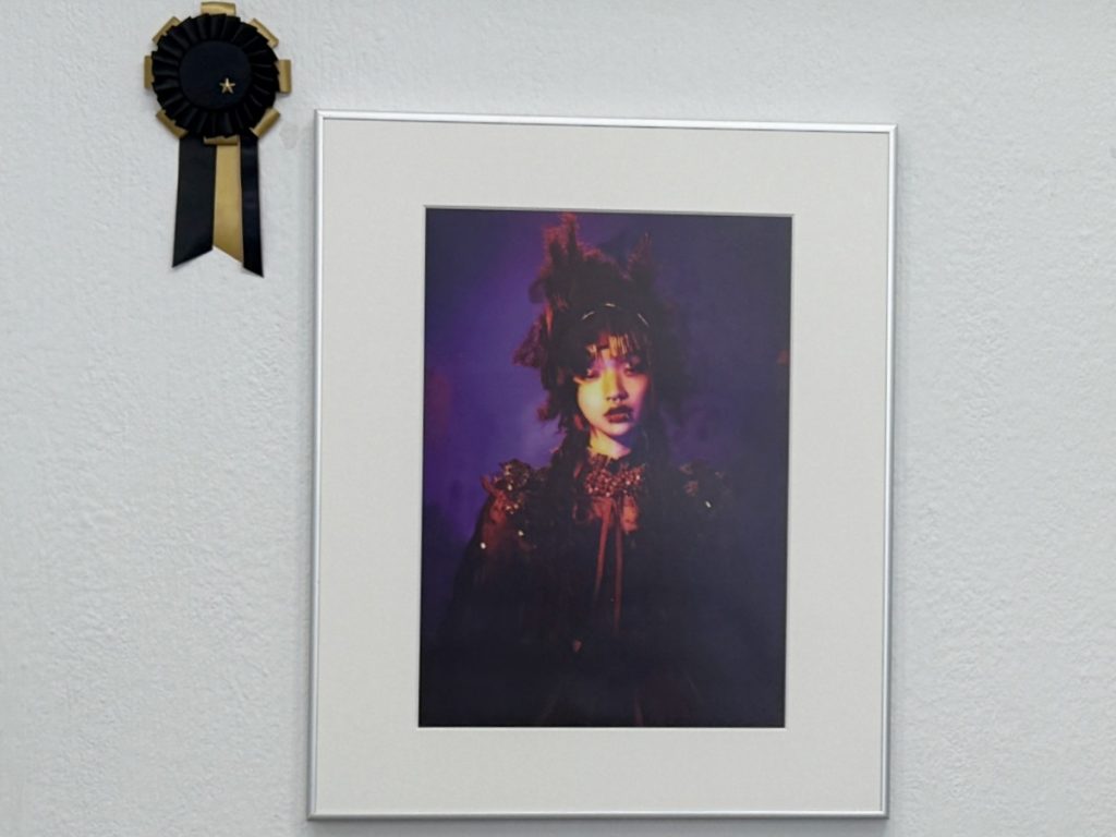 2025年のアリミノのフォトコン作品展で展示された最優秀賞・滿園彩可さん（鹿児島県理容美容専門学校）の作品