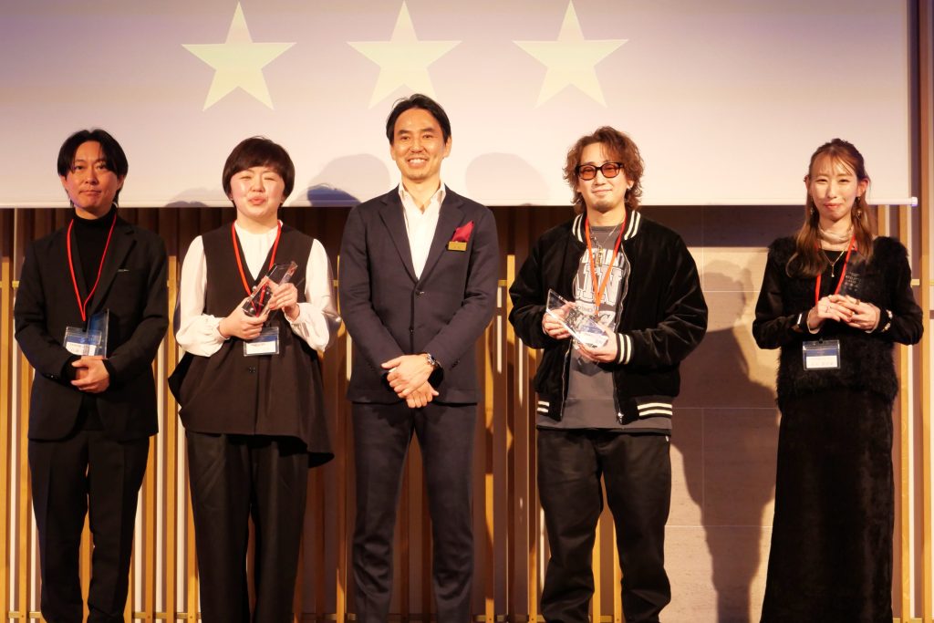 第4回「スタイリスタ2026」表彰式に参加したヘッドライト小松俊介社長と3つ星美容師4名
