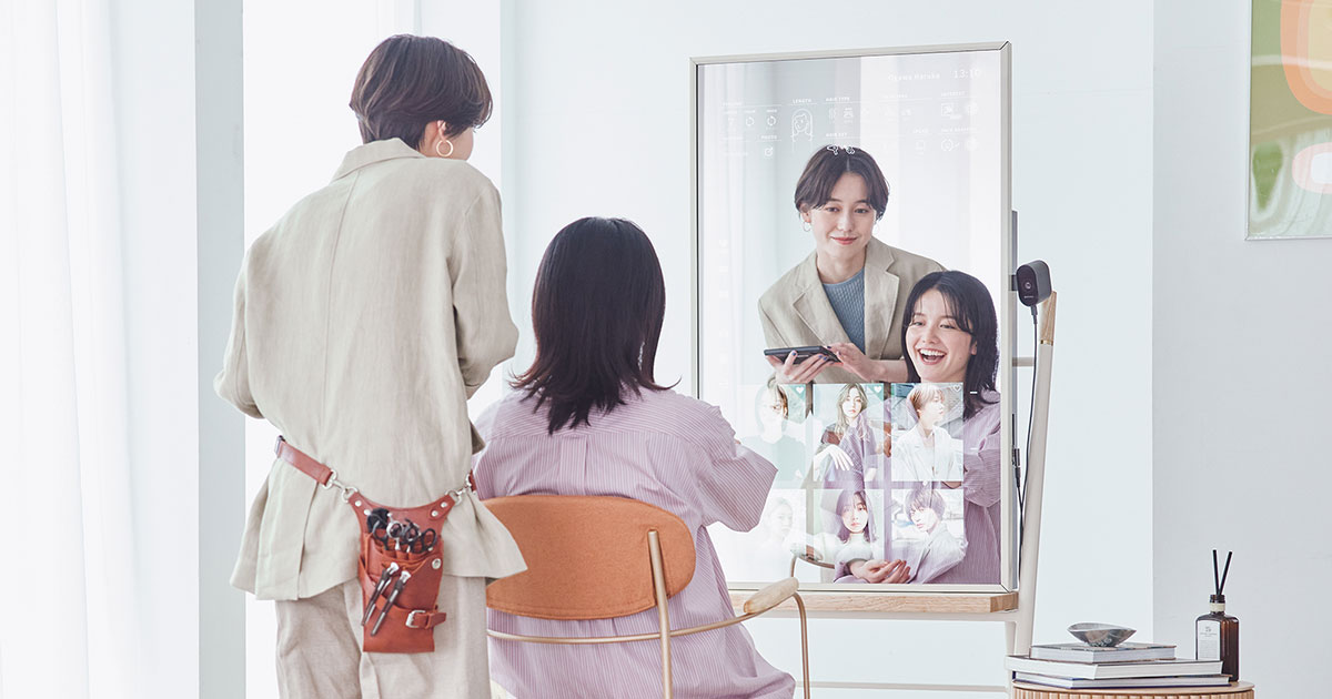 タカラベルモントのAI搭載のスマートデバイスミラー「エシラ」　グリッド補助線やシニア向けスタイル追加で支持広げる