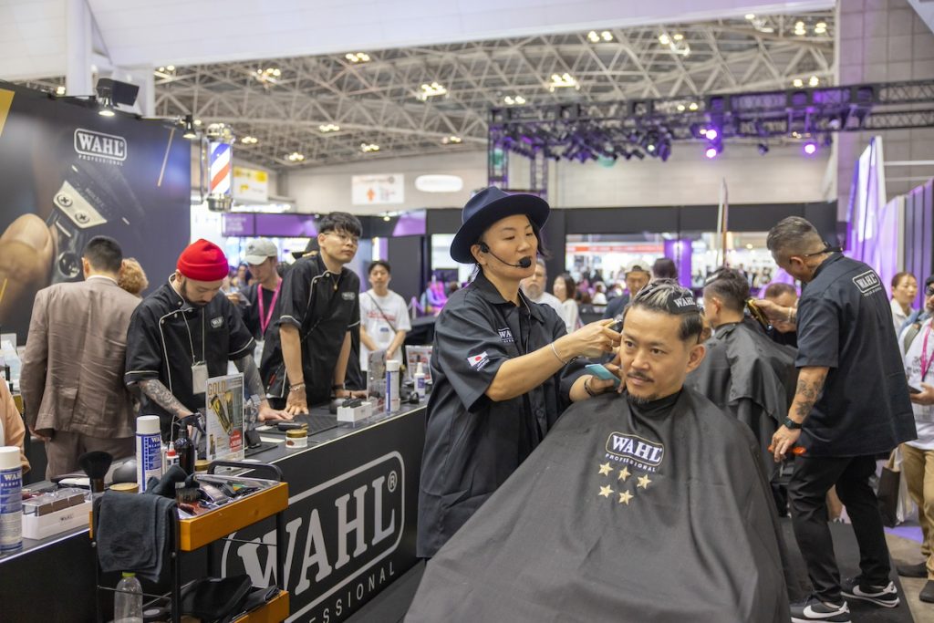 ビューティーワールドジャパン WAHL Japan メインステージに登壇する狩野 由妃氏