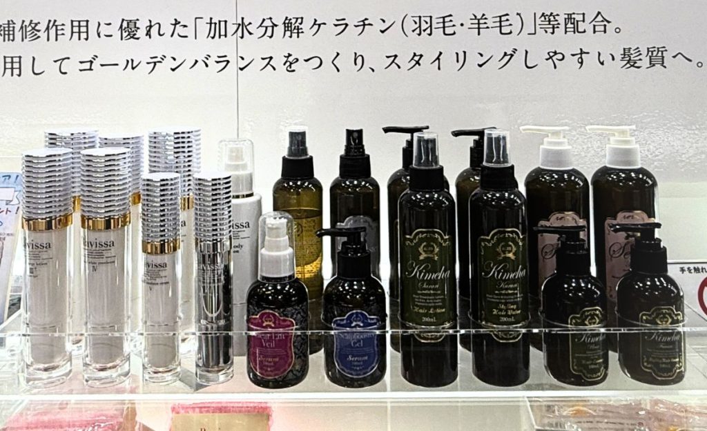 アレンのスキンケア・ヘアケア製品が並ぶディスプレイ展示の様子。左からラヴィーサシリーズ、ディープブースター、クリアリフトヴェール、スカルプブースターローション、キメハシリーズの数々。