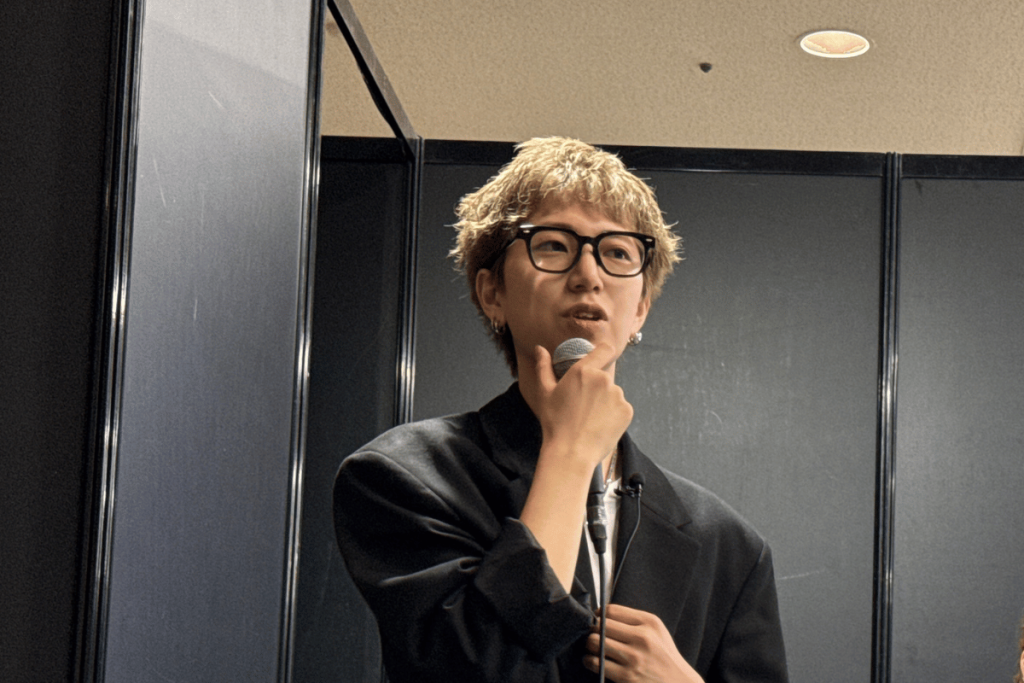 KINUJO(キヌージョ)がアジアビューティエキスポで、2日間に渡ってセミナーを開催した。2日目は、KINUJOの商品プロデュースを手掛けるiii(スリー)の寺村優太氏、COAのゆうだい氏らが、VRを活用した最新の美容教育を紹介した