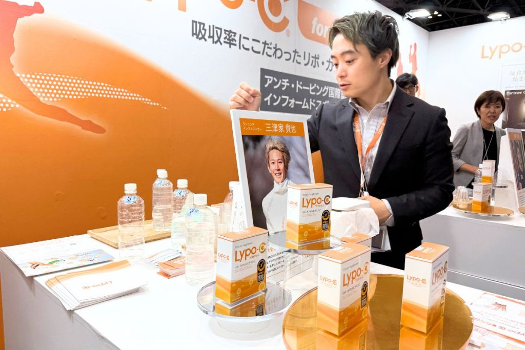 スポルテック2025に出展したスピックのLypo-C（リポ・カプセル ビタミンC）試飲ブースの様子。独自のリポソーム技術により高い吸収性を実現したLypo-Cは、“飲んで違いがわかる”体感型サプリメントとして来場者の注目を集めた。