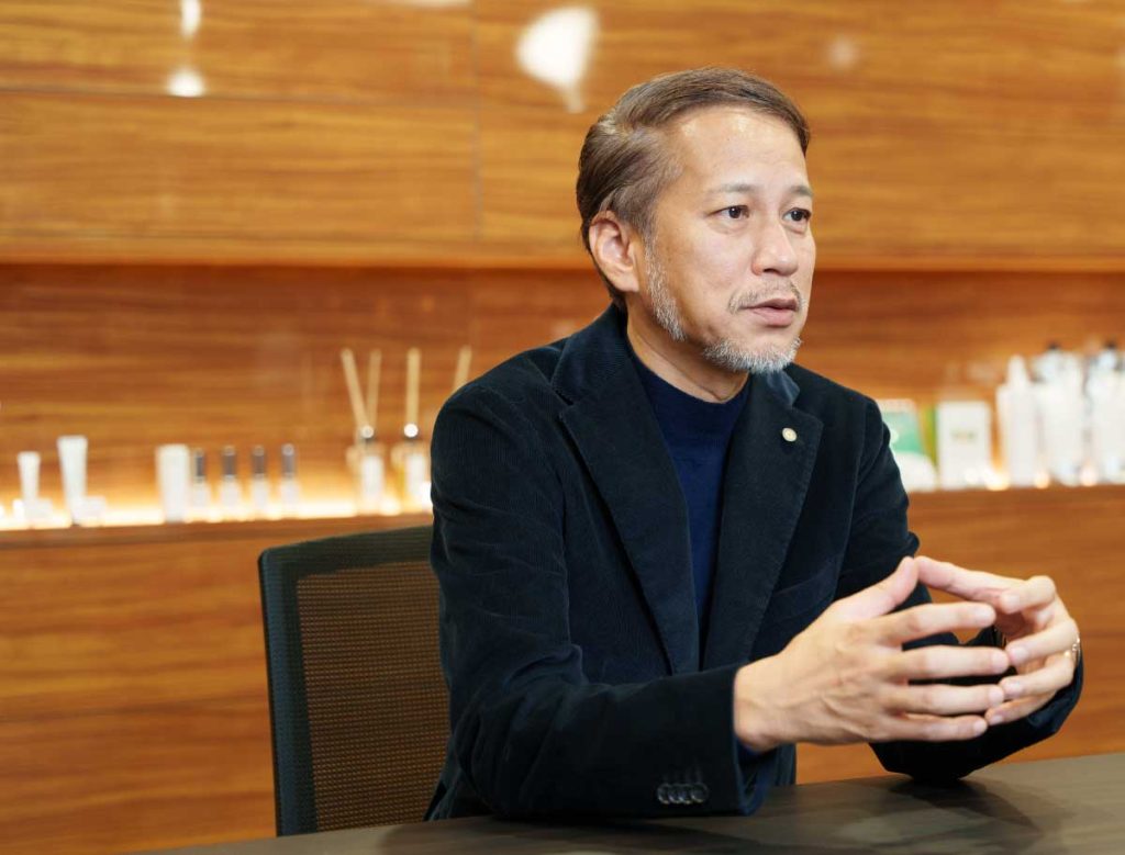CLALA JAPANの美容室サブスクを説明するRITAホールディングス代表取締役の榎倉修さん